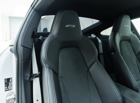 Porsche 911 Carrera GTS (992) 12