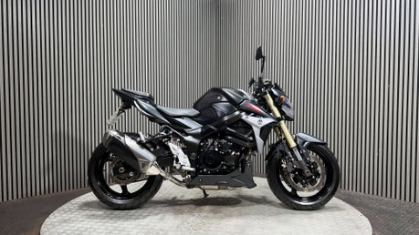 Suzuki GSR750 2013 ONLY 9K STUNNING EXAMPLE LONG MOT NAKED 750CC 1