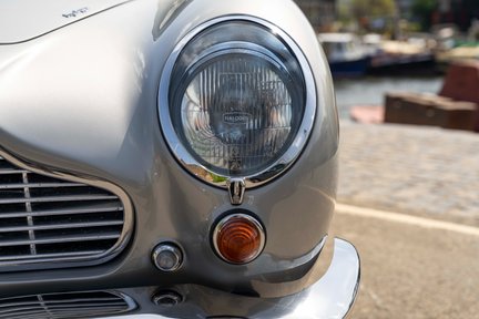 Aston Martin DB6 12