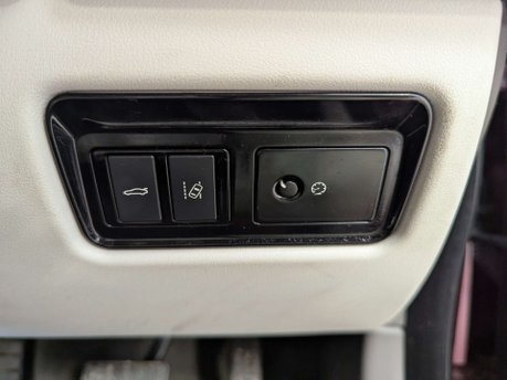 Jaguar XE 2.0 XE Portfolio i Auto 4dr 77