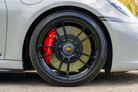 Porsche 911 Carrera 4 GTS PDK 6