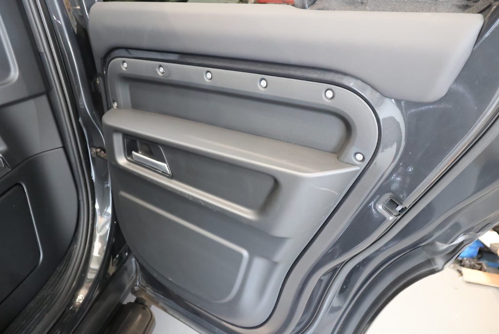 Land Rover Defender 110 2023 D300 HARD TOP X-DYNAMIC  19