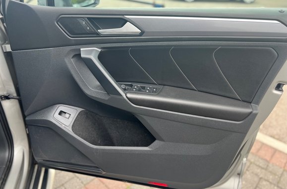 Volkswagen Tiguan R-LINE TECH 2.0 TDI 4MOTION DSG AUTO 17