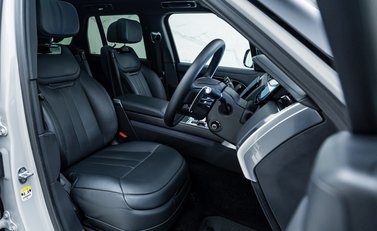 Land Rover Range Rover P510e SV 15