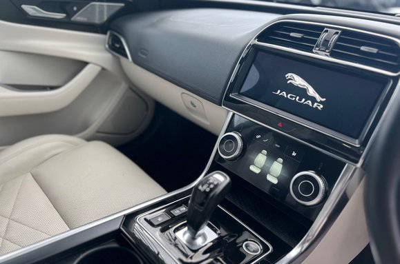 Jaguar XE 2.0 P250i HSE AUTO PETROL 11