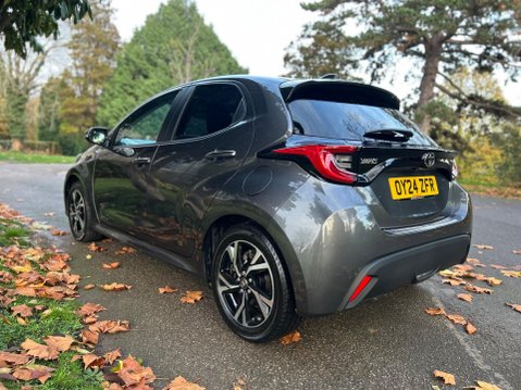 Toyota Yaris DESIGN FHEV 18