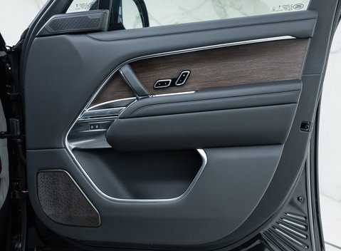 Land Rover Range Rover P460e Autobiography LWB 26