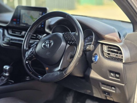 2017 Toyota C-HR thumbnail 16