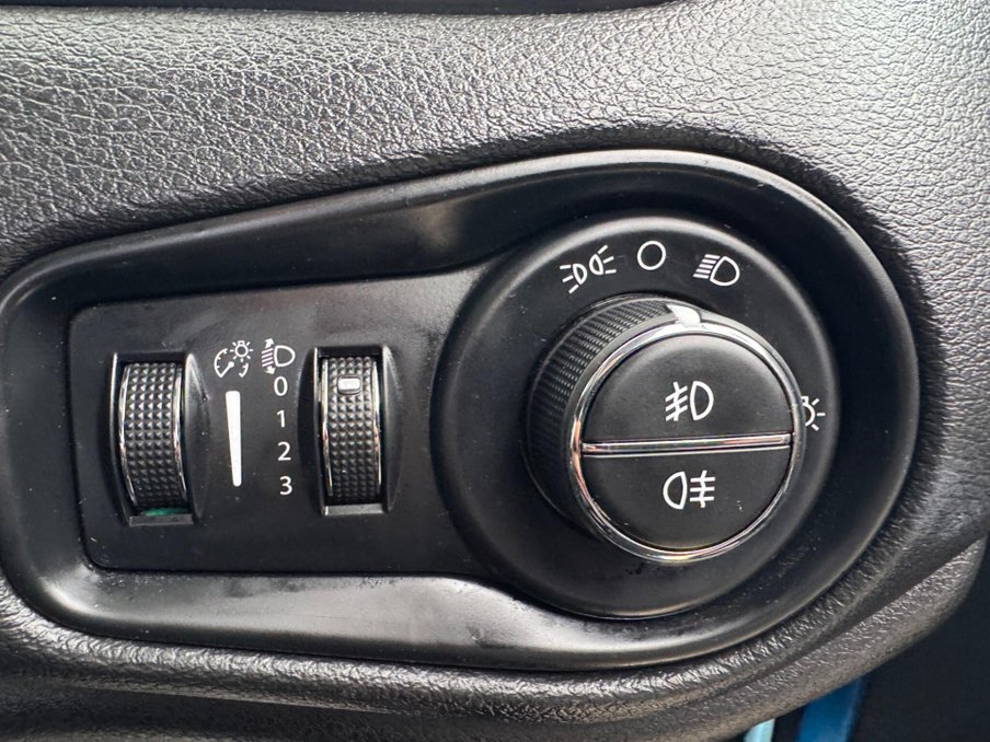 2016 Jeep Renegade — image 38