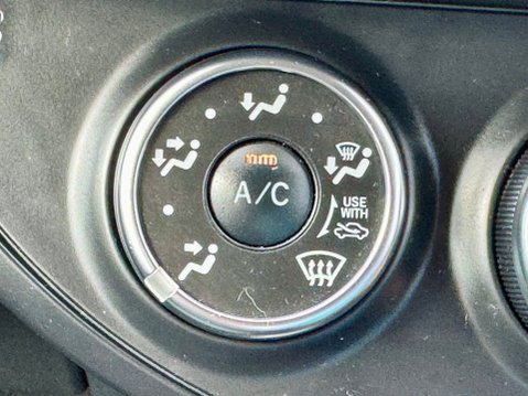Toyota Yaris VVT-I ICON 32