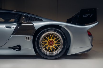 Porsche 911 GT1 8