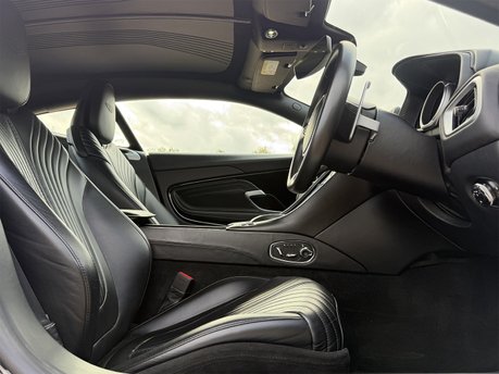 Aston Martin DB11 V8 42