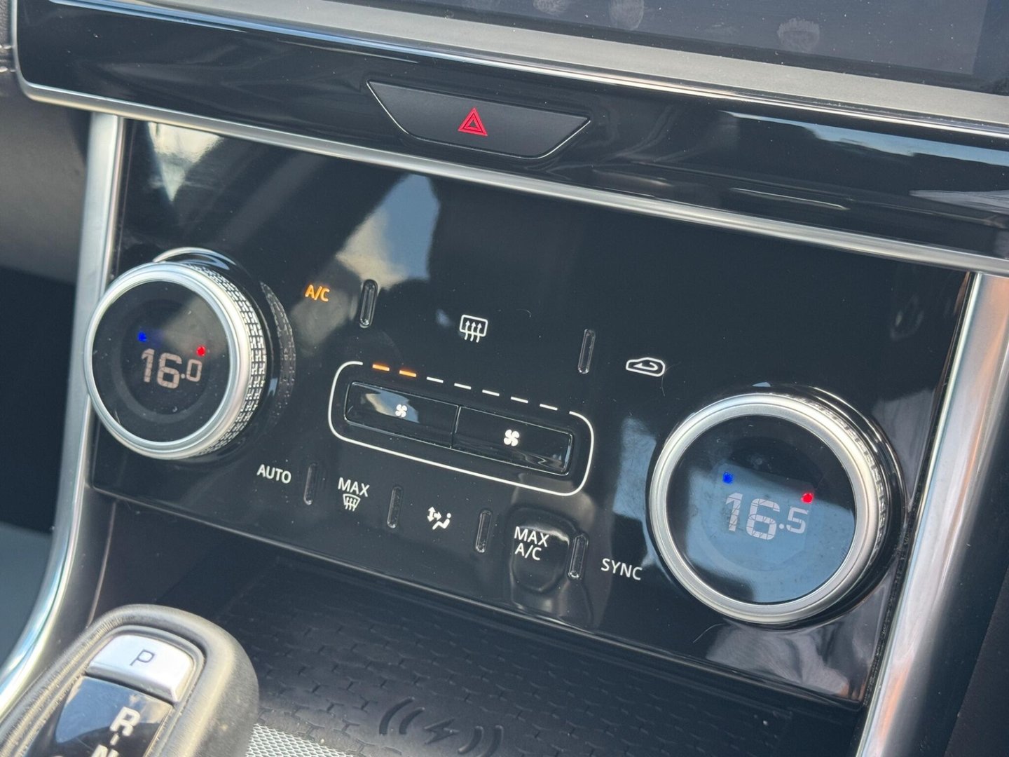 2019 Jaguar XE — image 26
