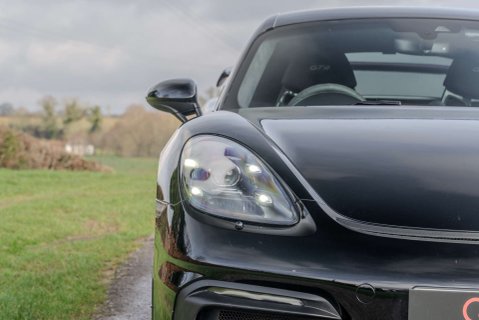Porsche 718 Cayman GT4 22