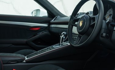 Porsche Cayman GT4 (718) 14