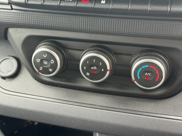 Renault Trafic SWB L1H1 [SOLD MM] Low Roof Advance LL31 Air Con Sensors EURO 6 34