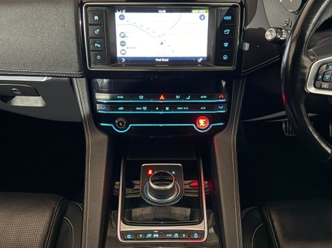 Jaguar F-Pace R-SPORT AWD 14