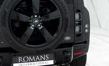 Land Rover Defender 90 V8 Bond Edition 23