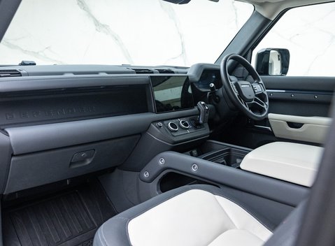 Land Rover Defender 90 D300 X-DYNAMIC HSE 30