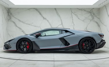 Lamborghini Revuelto 5