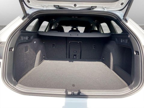 Volkswagen Passat 1.5 TSI eHybrid 19.7kWh R-Line Estate 5dr Petrol Plug-in Hybrid DSG Euro 6 21