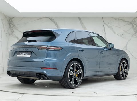 Porsche Cayenne TURBO S E-HYBRID 3