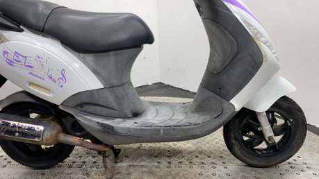 Piaggio Zip 2010 2 STROKE PROJECT SCOOTER SPARES OR REPAIR 50CC 8