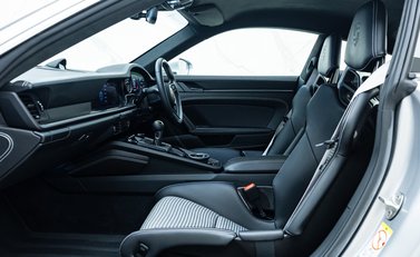 Porsche 911 GT3 Touring (992) 14
