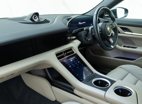 Porsche Taycan 4S Cross Turismo 17