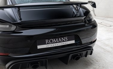 Porsche Cayman GT4 (718) 35