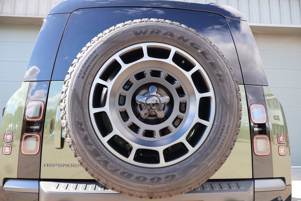 Land Rover Defender 110 2026 HARD TOP D350  HSE Octa wheels and a genuine rear seat conversion 12