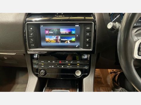 Jaguar F-Pace 2.0 D180 Portfolio Auto AWD Euro 6 (s/s) 5dr 8