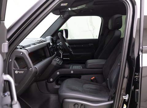 Land Rover Defender 110 V8 Bond Edition 14