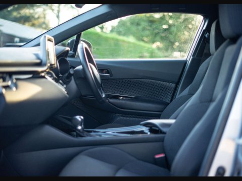 Toyota C-HR 1.8 C-HR-Dynamic HEV CVT 5dr 14