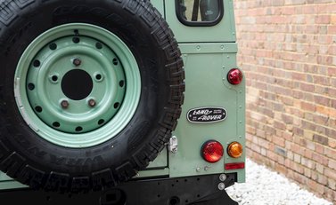 Land Rover Defender 110 Heritage Station Wagon 28