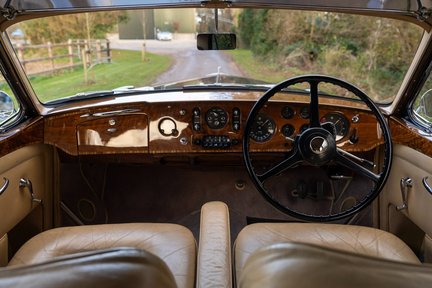 Bentley S1 Continental Flying Spur 4-Light 13