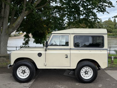 Land Rover 88 Series III SUV 6