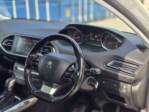 2017 Peugeot 308 thumbnail 17