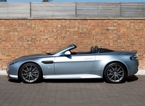 Aston Martin V12 Vantage S Roadster 2