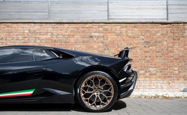 Lamborghini Huracan LP640-4 Performante 25