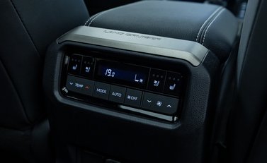 Toyota Land Cruiser Invincible 37