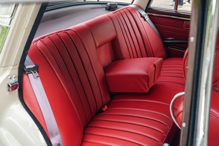 Mercedes-Benz S Class 300SE Fintail W112 "Königsflosse" 26