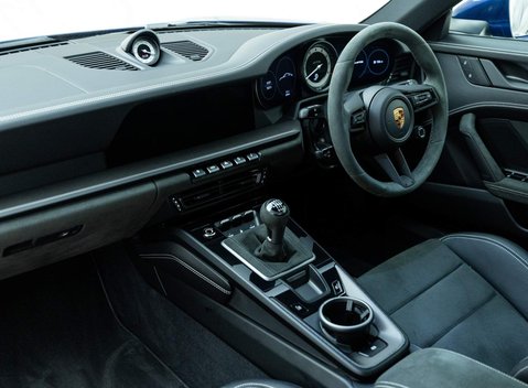 Porsche 911 Carrera GTS (992) 13