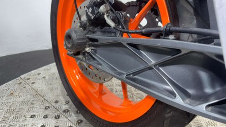 KTM 390 DUKE 2014 FULL HISTORY ONLY 5K VERY CLEAN A2 READY NAKED BIKE 390CC 23