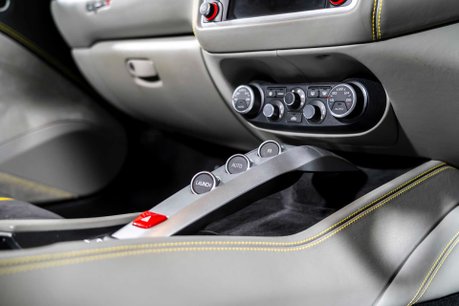 Ferrari California T. MAGNERIDE SUSPENSION. BESPOKE INTERIOR. TWO-TONE BODYWORK. CARPLAY. 32