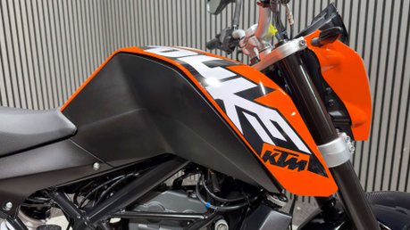 KTM Duke 2016 INCREDIBLY CLEAN LONG MOT ONLY 1K AKRAPOVIC 30