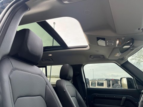 Land Rover Defender SE MHEV 36