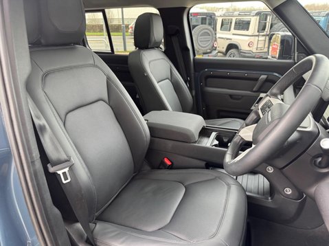 Land Rover Defender SE MHEV 17