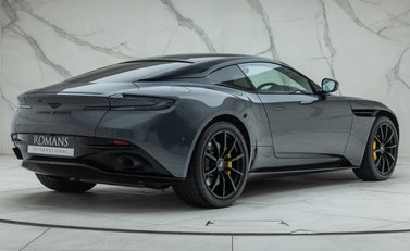 Aston Martin DB11 V8 6