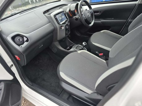 Toyota Aygo 1.0 VVT-i x-play Hatchback 5dr Petrol x-shift Euro 6 (Safety Sense) (71 ps) 29